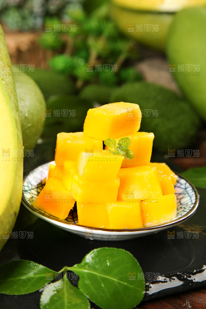 碟子里装着芒果的果肉