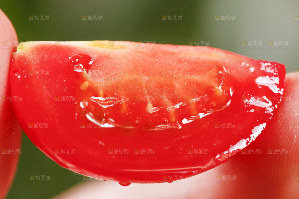 手里拿着小西红柿