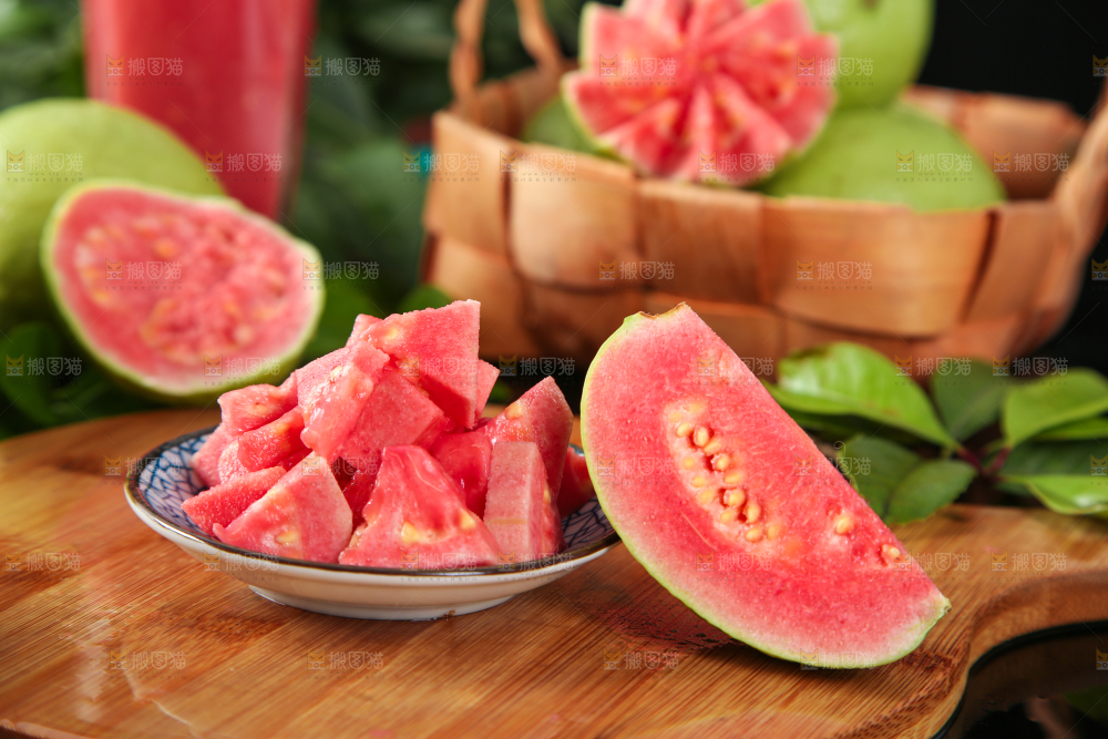 盘子里装着红心芭乐的果肉