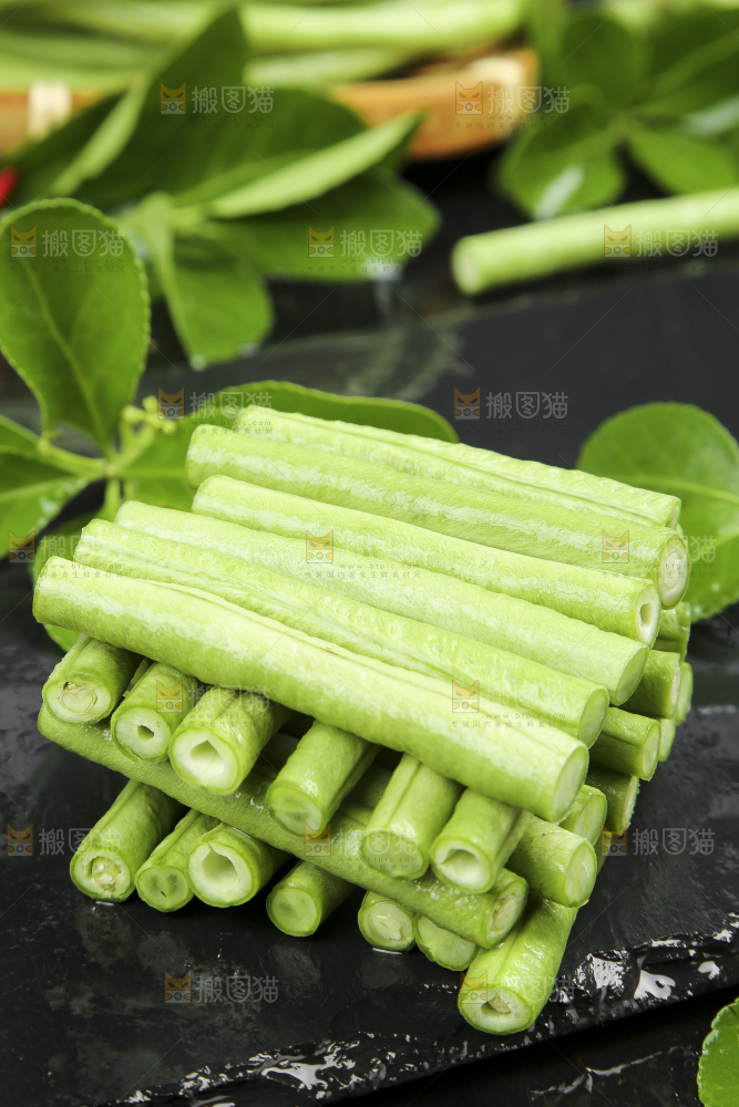 黑底上摆放着豇豆