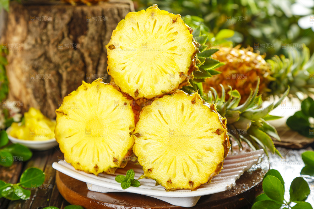 碟子里装着切开的新鲜菠萝