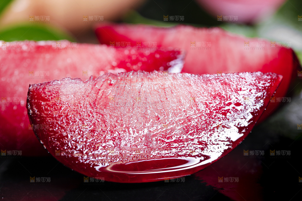 黑底上摆放着红心恐龙蛋