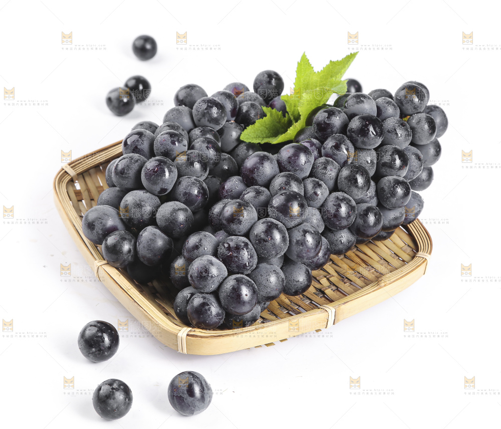 篮子里装着无籽黑提