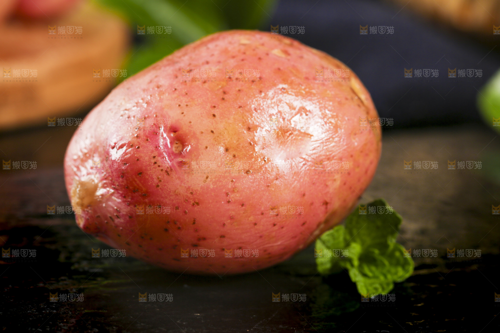 黑底上摆放着红皮黄心土豆