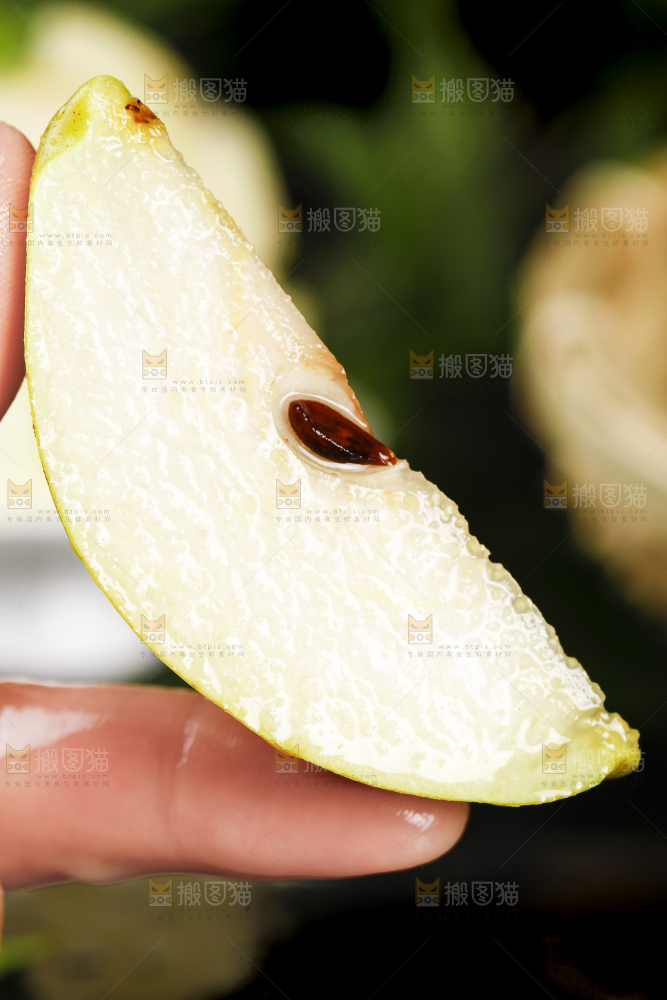 手里拿着一块梨子