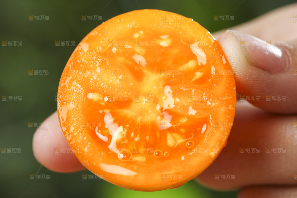 手里拿着小番茄