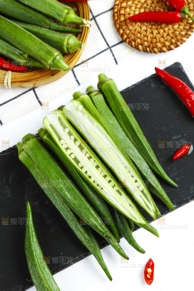 黑底上摆放着秋葵