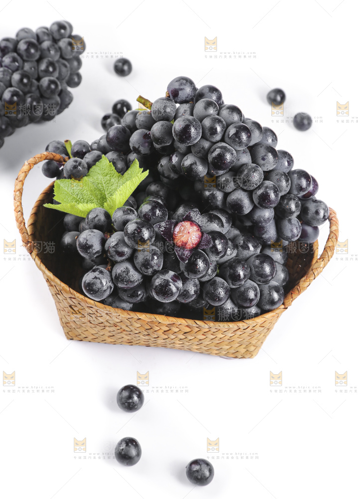 篮子里装着无籽黑提