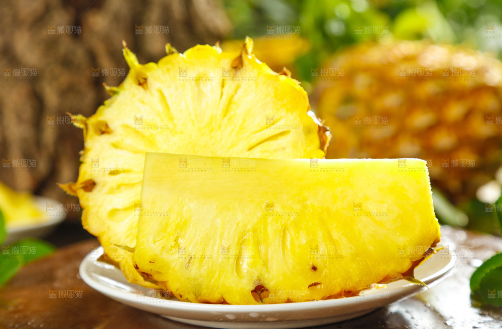 盘子里装着菠萝