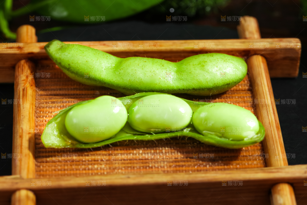 木盒里放着毛豆角