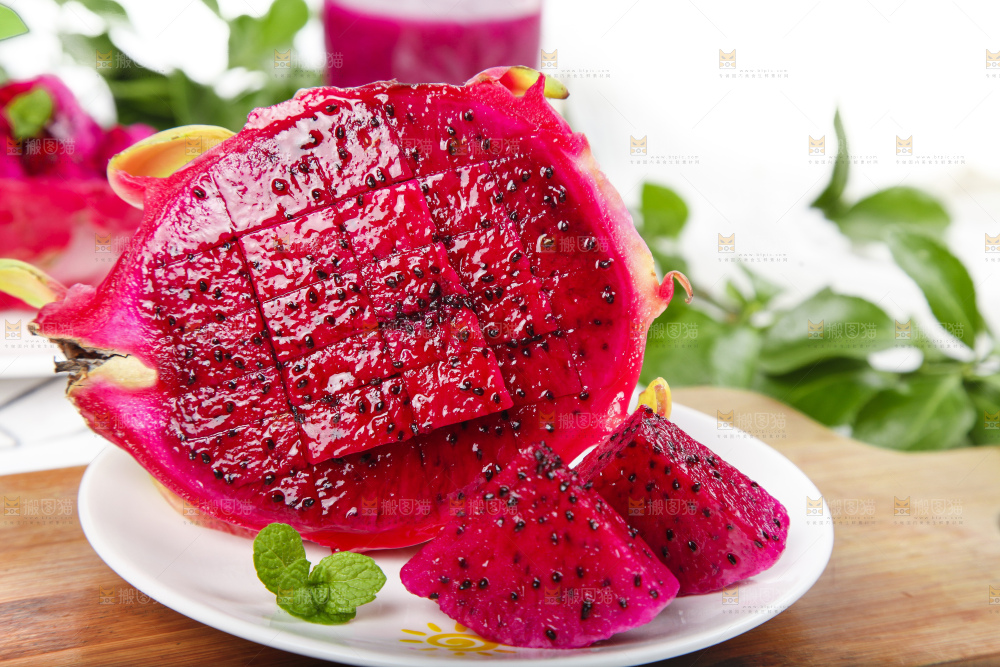 盘子里装着红肉火龙果
