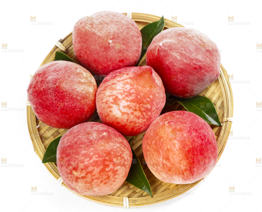 篮子里装着陕西水蜜桃