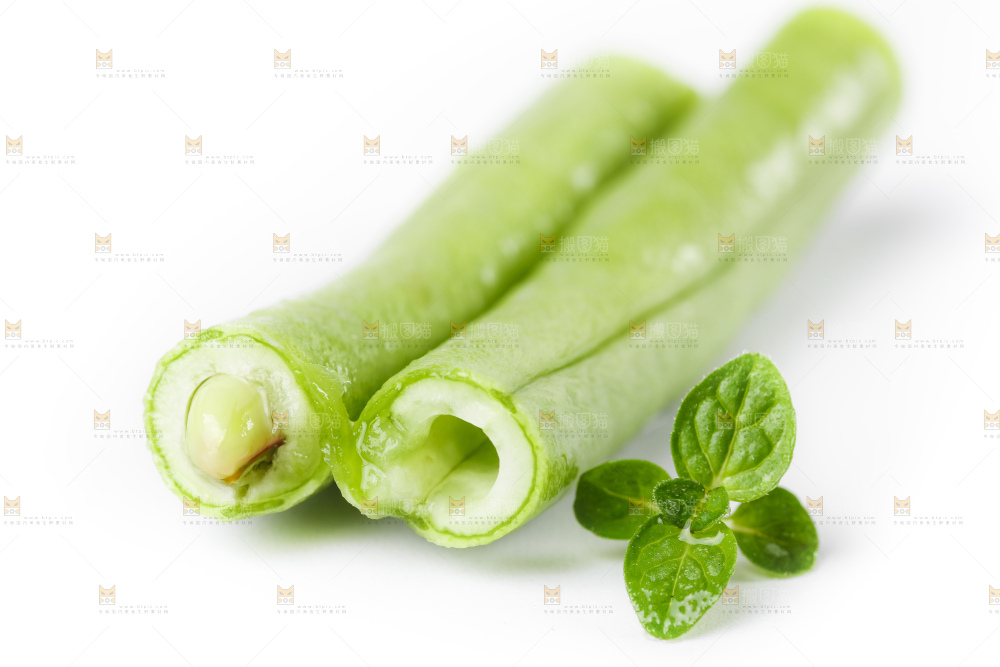 白底上摆放着嫩豇豆