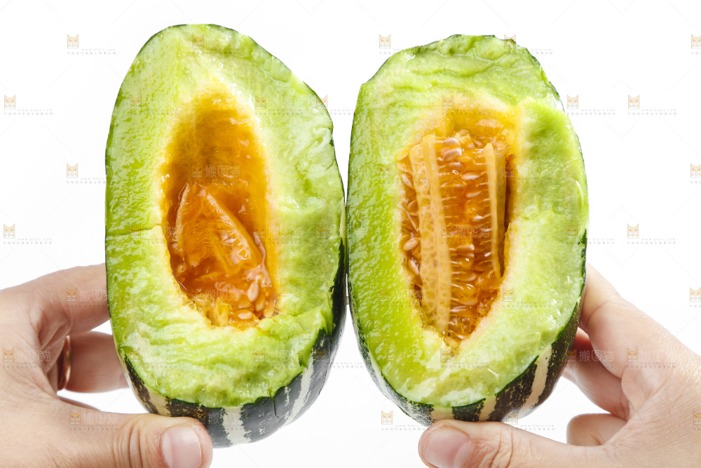 手里拿着羊角蜜甜瓜