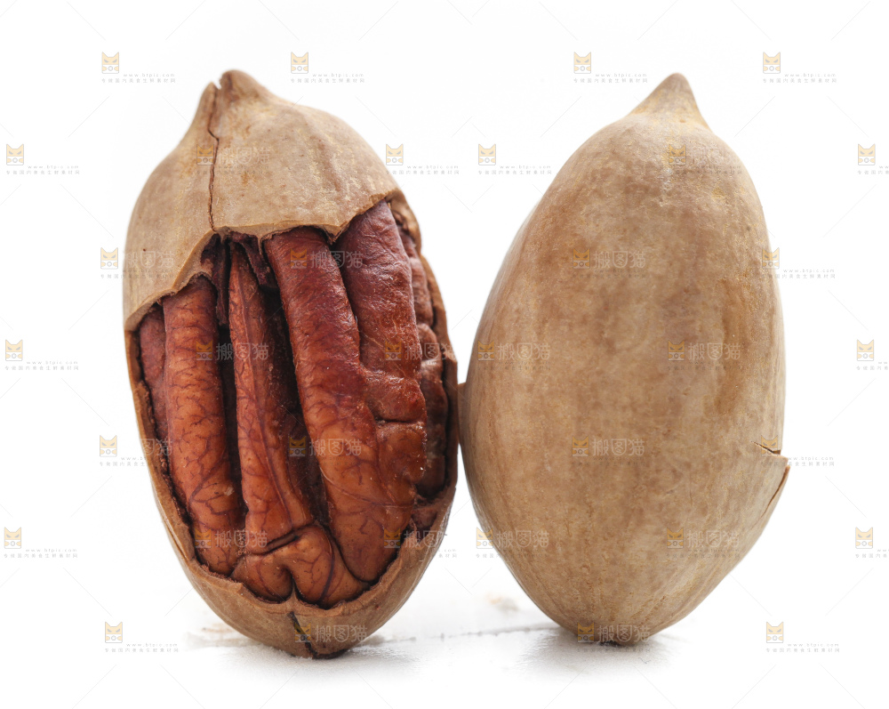 白底上摆放着原味碧根果