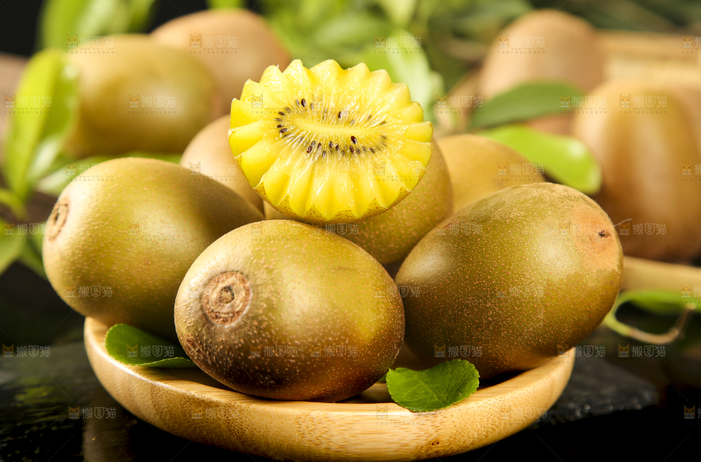 碟子里装着黄心奇异果