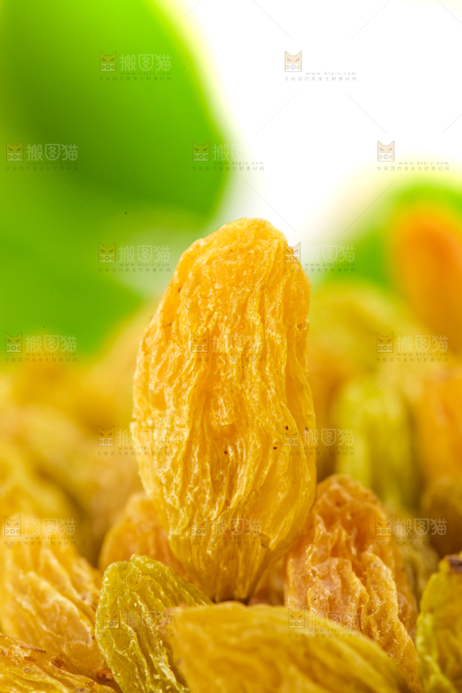 堆放着一堆的绿葡萄干