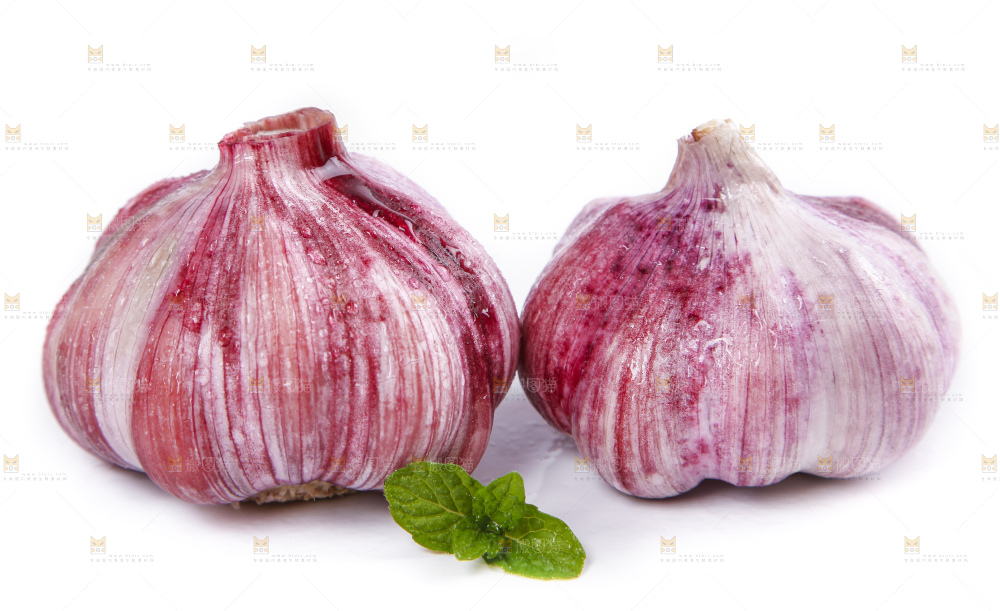 白底上放着紫皮蒜