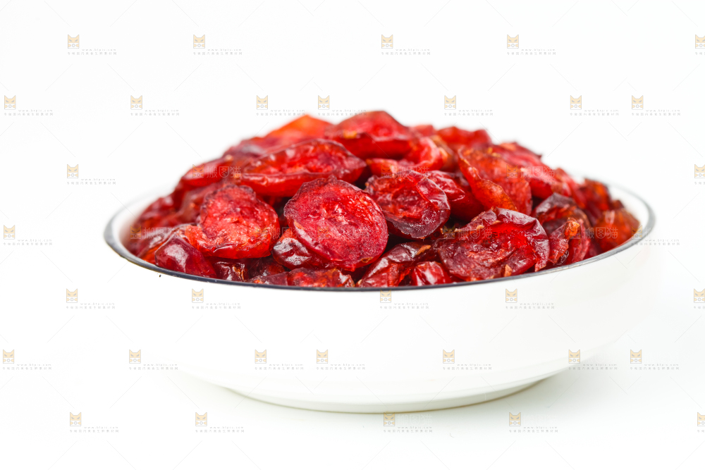 盘子里装着蔓越莓干蜜饯