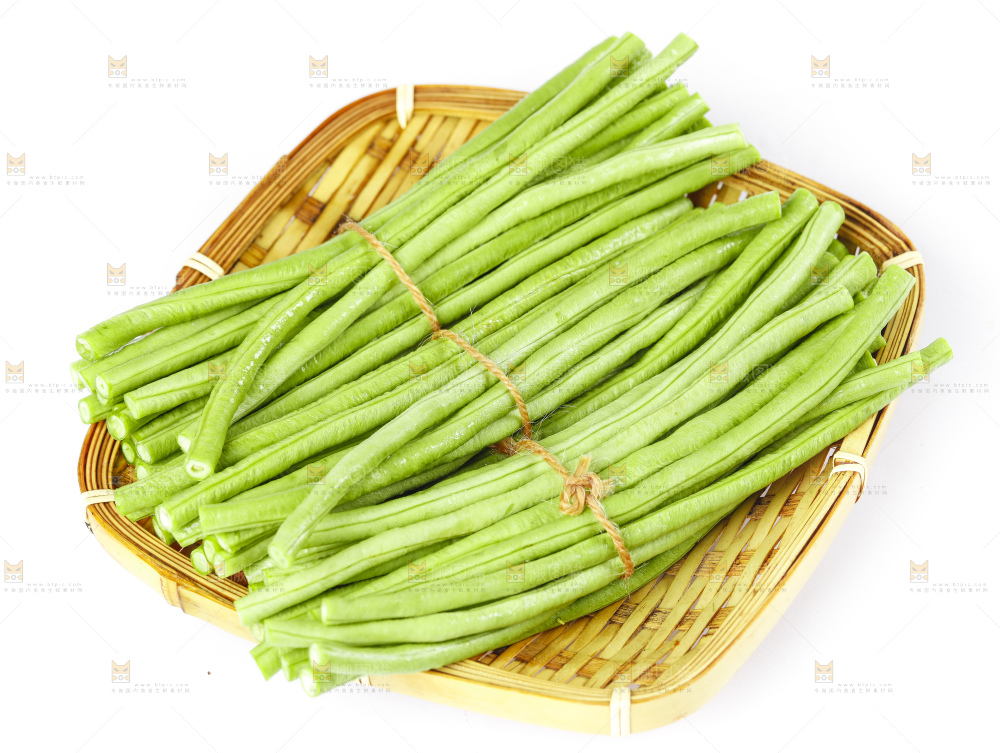 篮子里装着长豆角