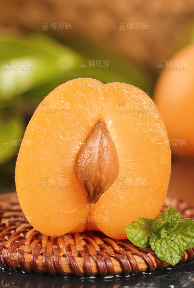 深底上摆放着凯特杏