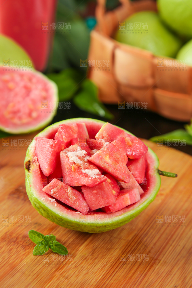 木底上摆放着红心芭乐的果肉