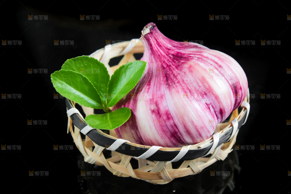篮子里装着紫皮多重蒜