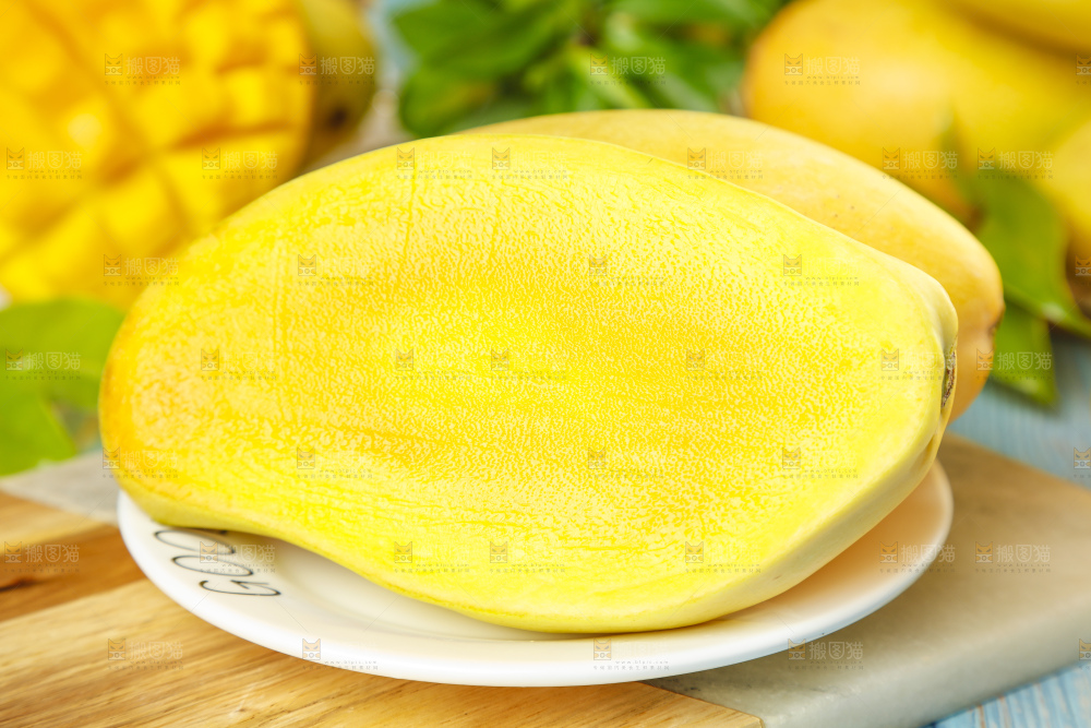 盘子里装着水仙芒