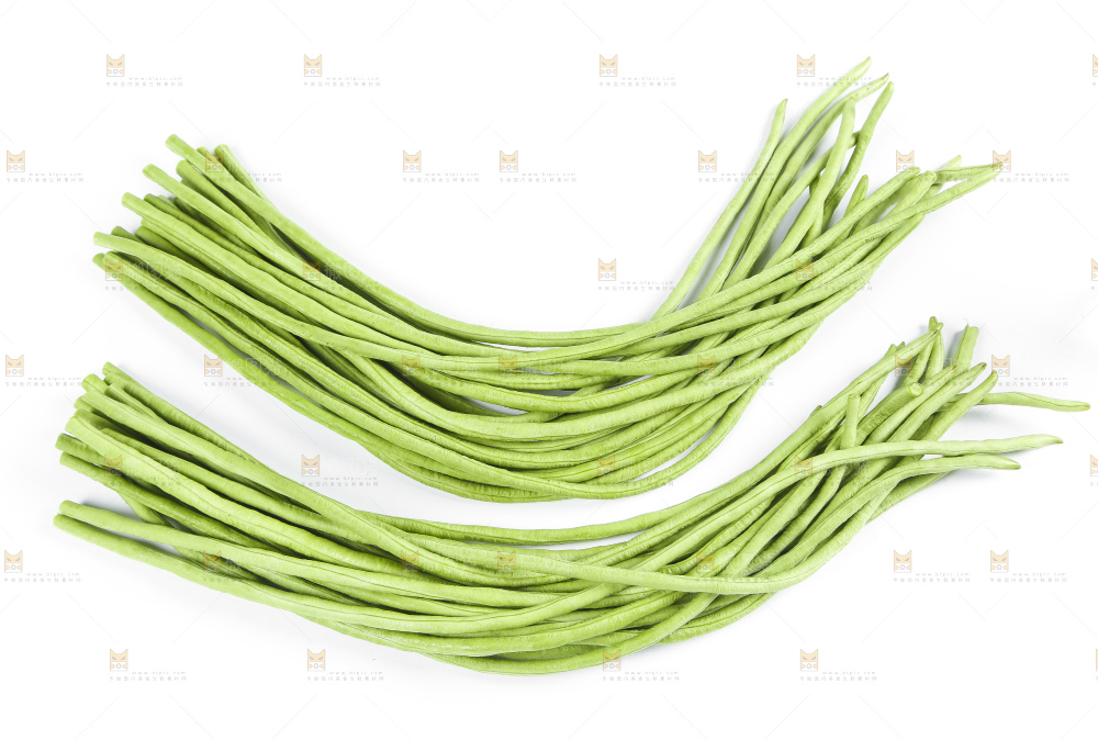 白底上摆放豇豆