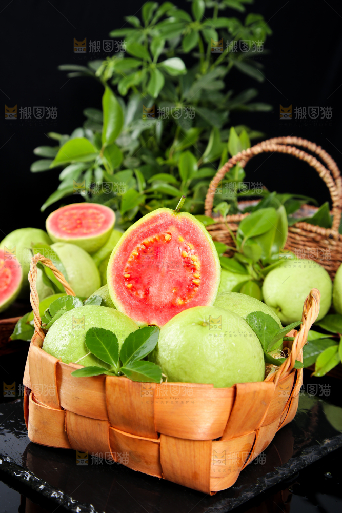 篮子里装着广西红心芭乐