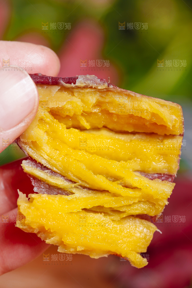 木板上放着板栗红薯