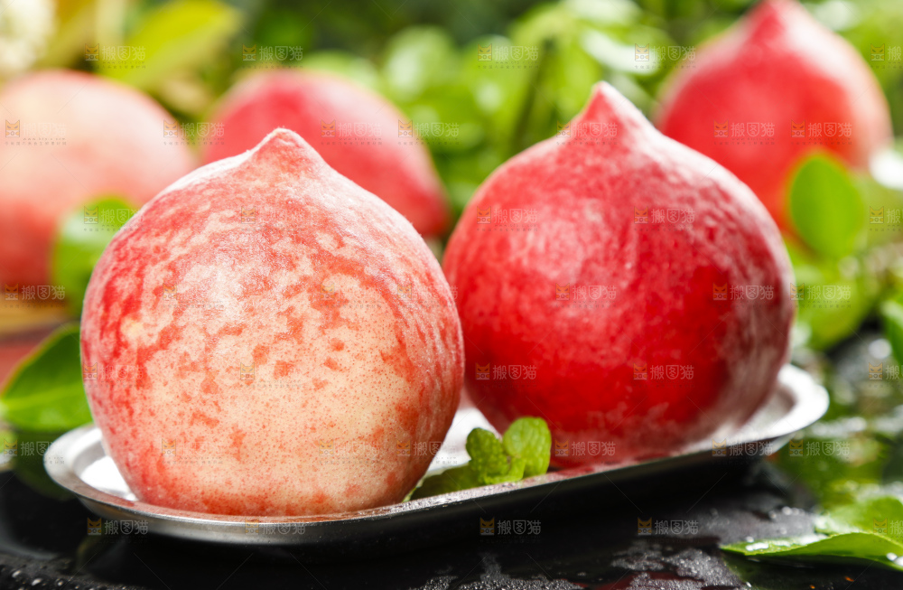 碟子里放着阳山水蜜桃
