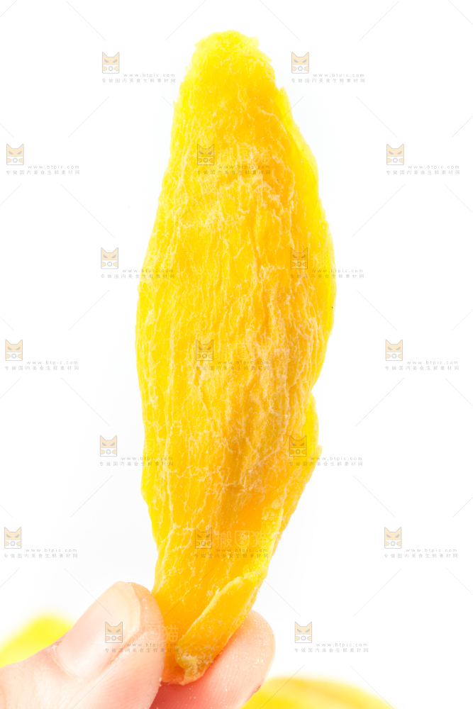 手里拿着干芒果