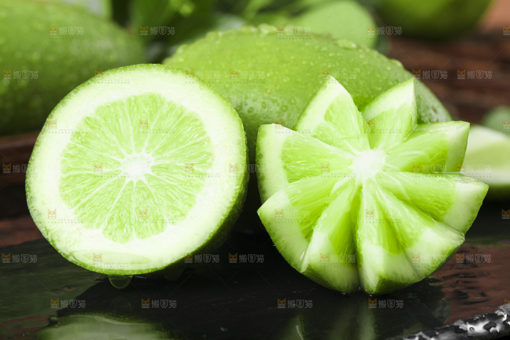 黑底上摆放着无籽青柠檬