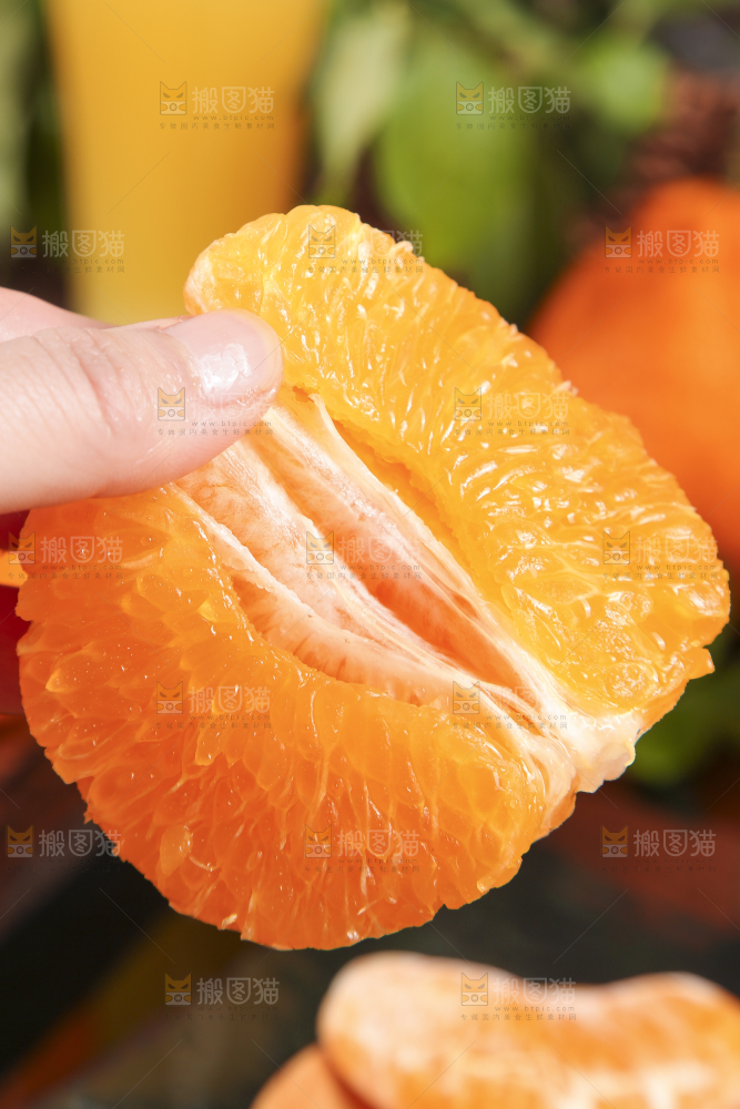 手里拿着柑橘