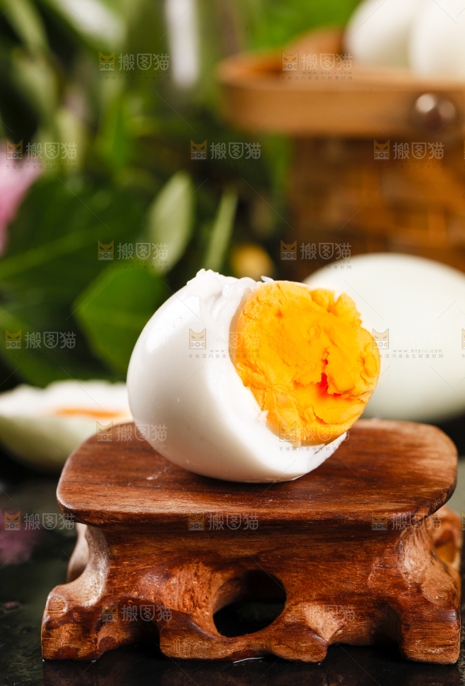 深底上摆放着咸鸭蛋