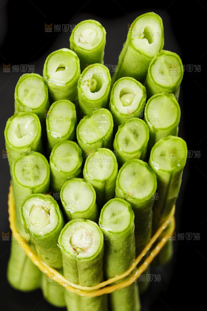 黑底上摆放着豇豆