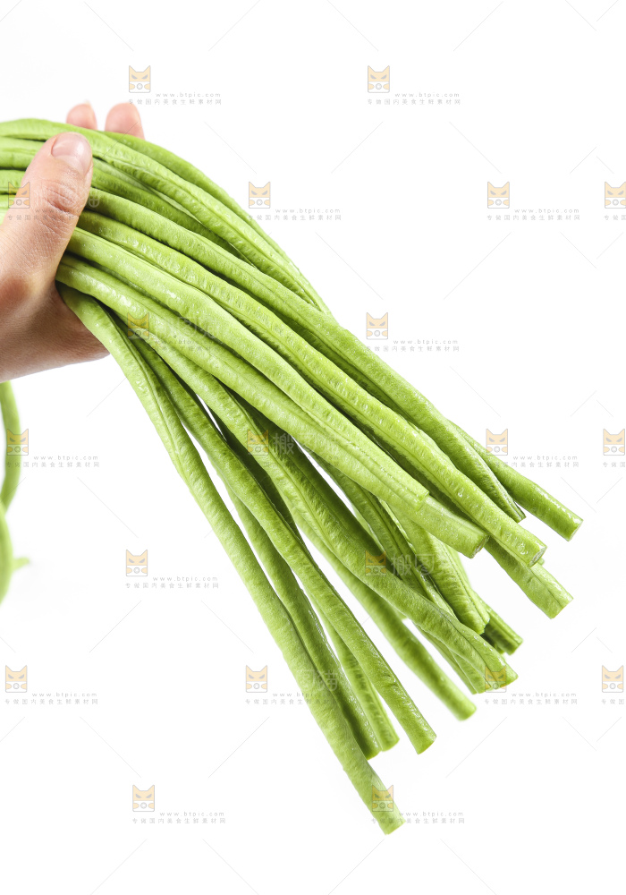 手里拿着嫩豆角
