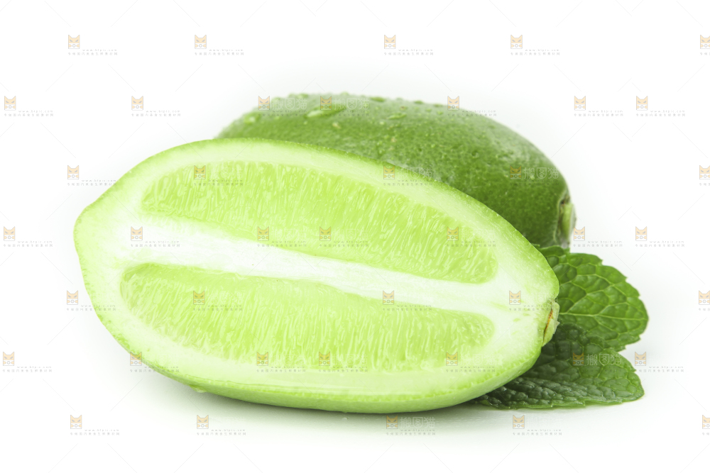 白底上摆放着新鲜香水柠檬