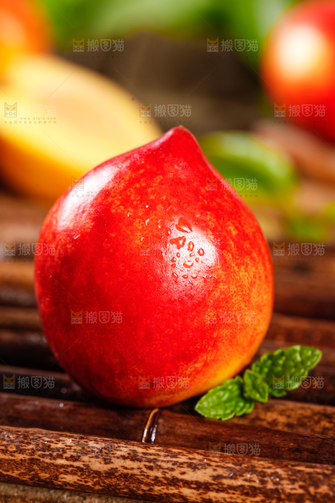 木底上摆放着红油桃