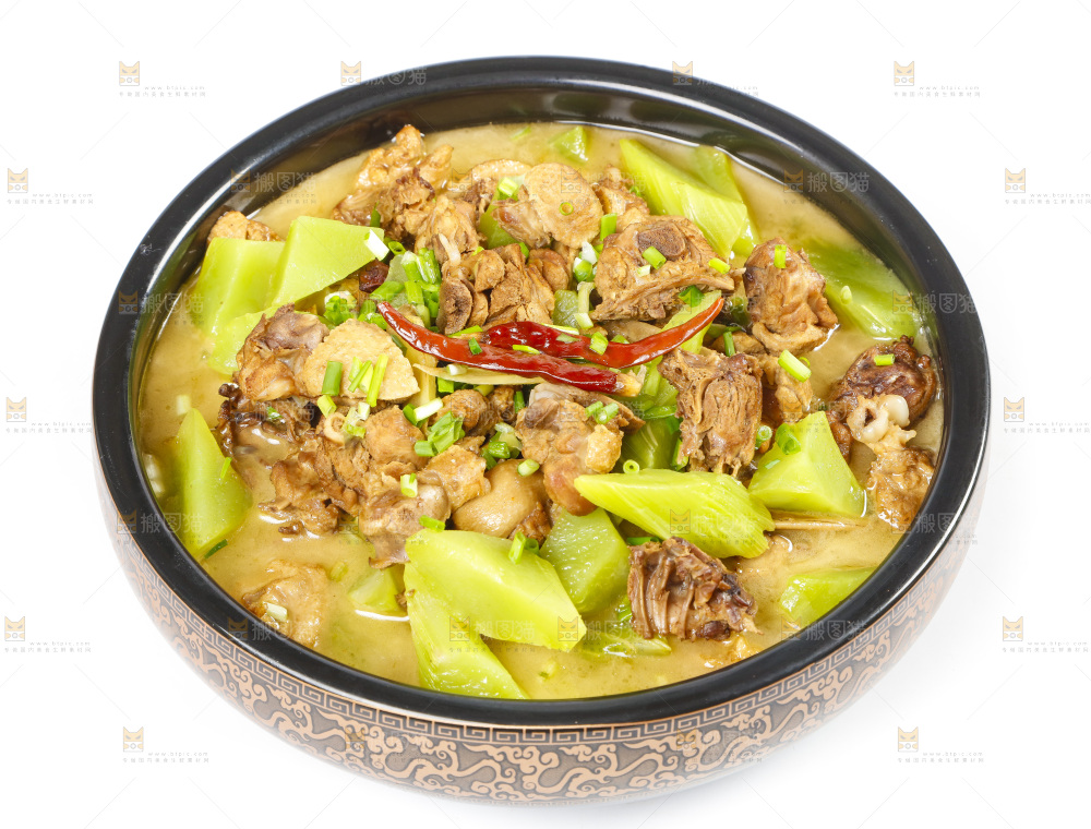 汤碗里装着莴笋炖鸡肉
