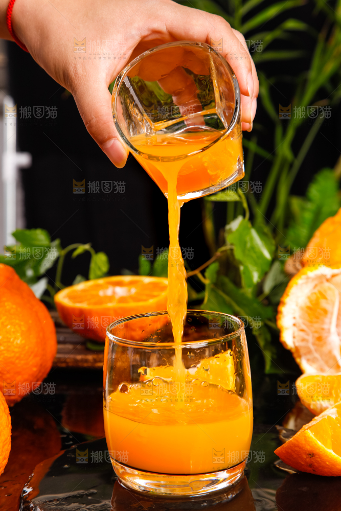 杯子里装着丑橘榨的果汁