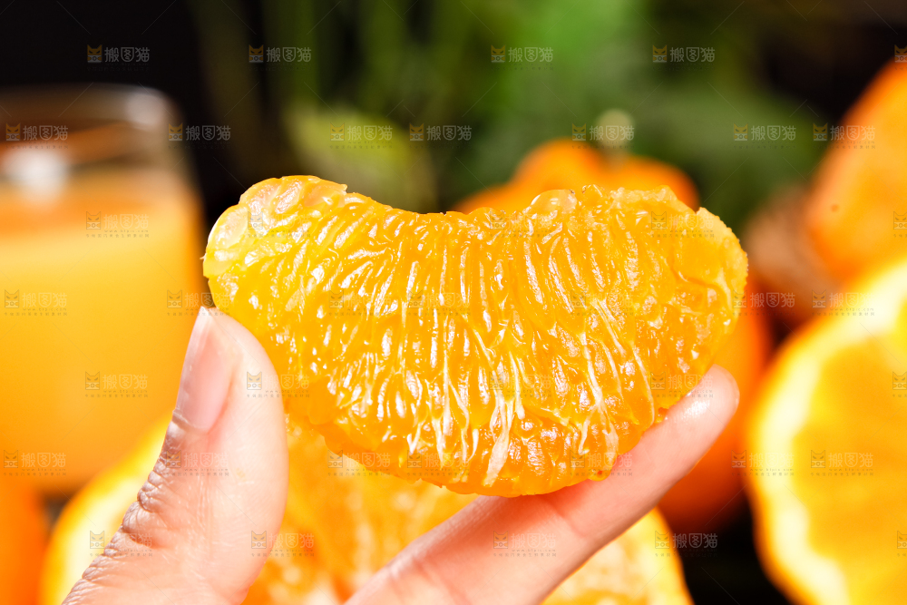 手里拿着柑橘
