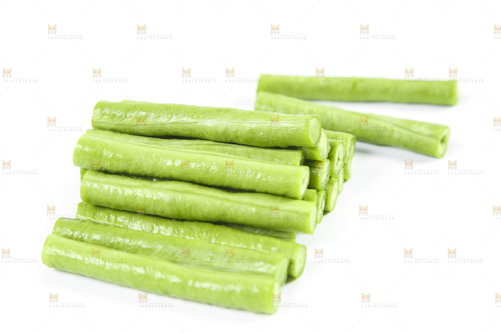 白底上摆放着新鲜豇豆