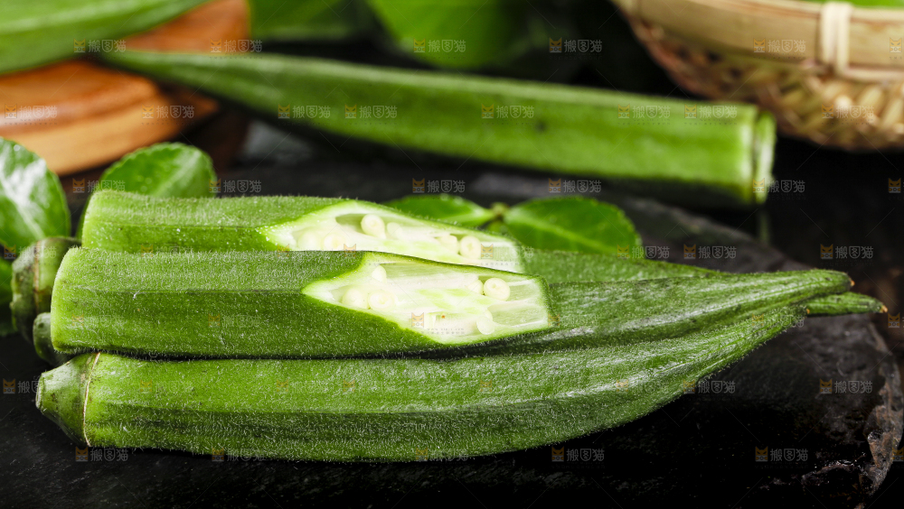 黑底上摆放着嫩秋葵