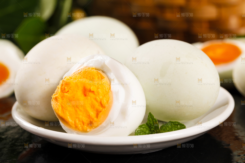 盘子里装着鸭蛋