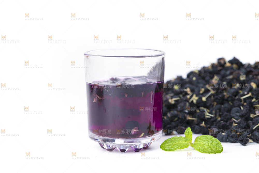 杯子里装着黑枸杞茶
