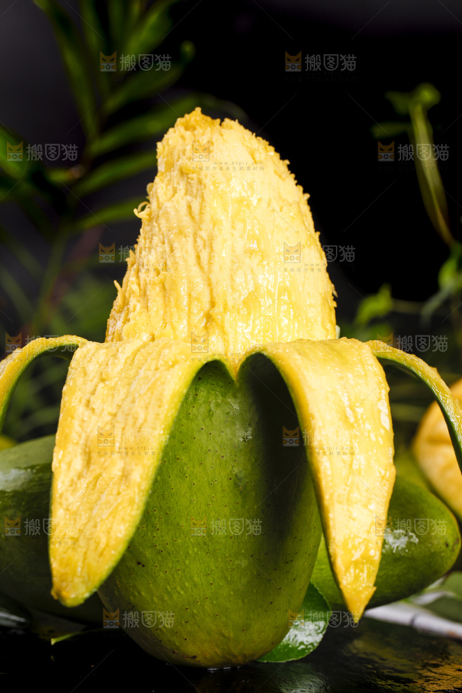 深底上放着芒果