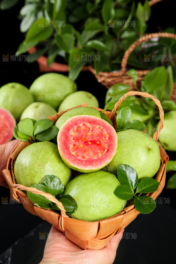 手里端着一篮红芭乐