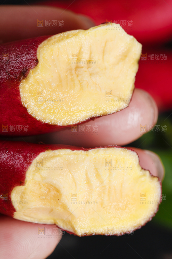 手里拿着小红薯